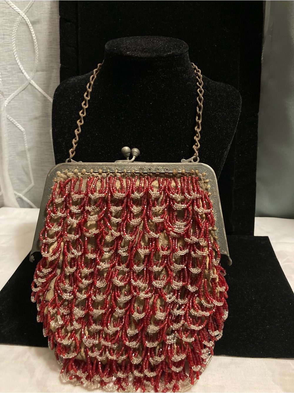 Vintage-Inspired Red Beaded Evening Bag with Chain Strap